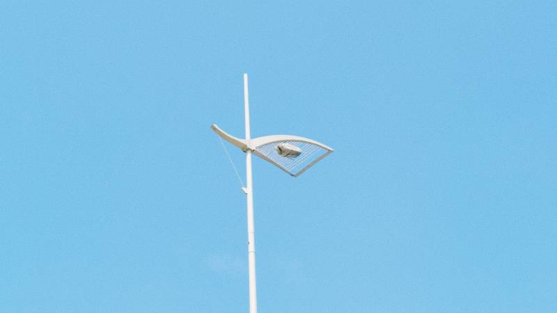 藍天下的現代路燈