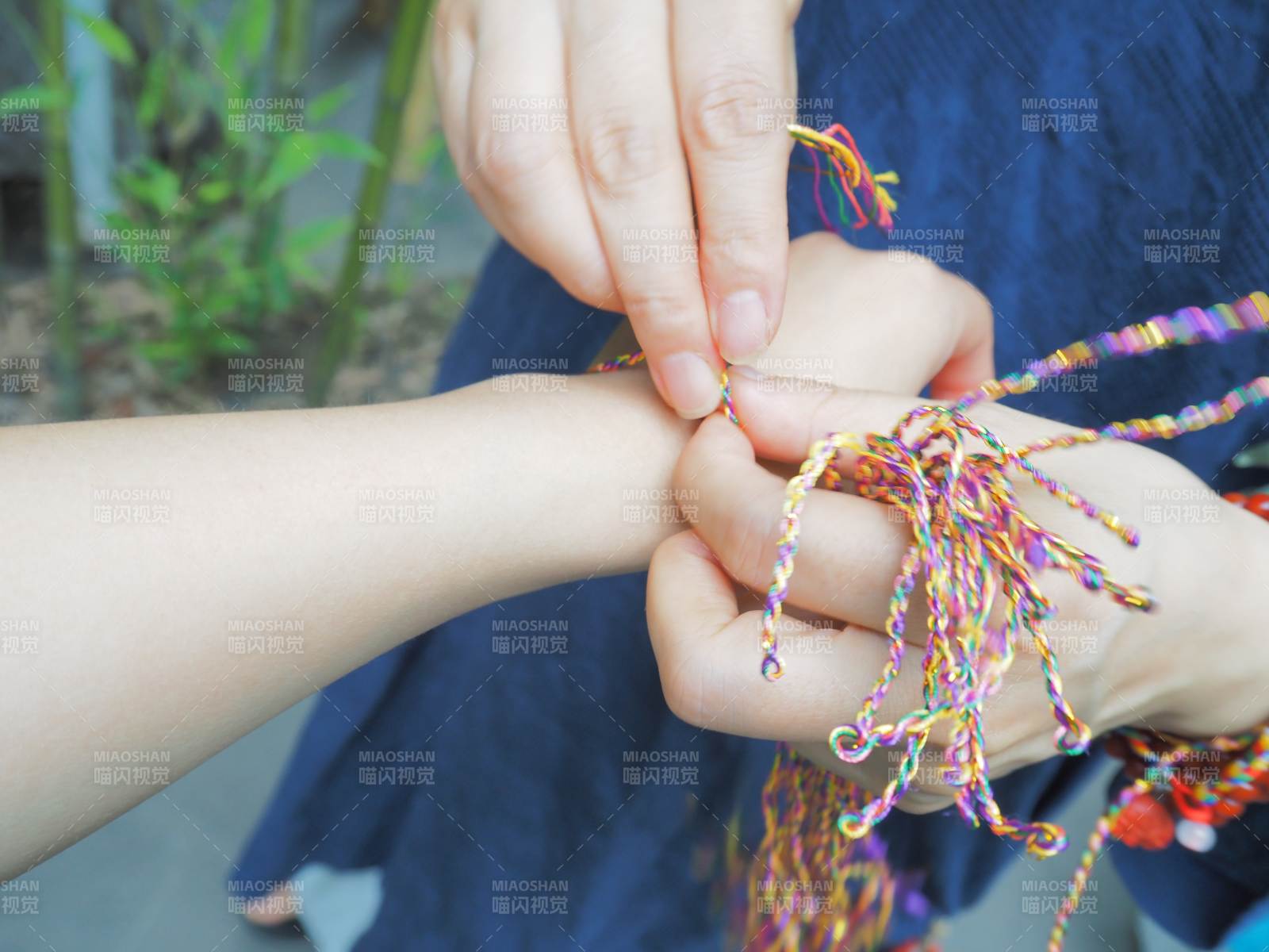 編織手鏈的瞬間