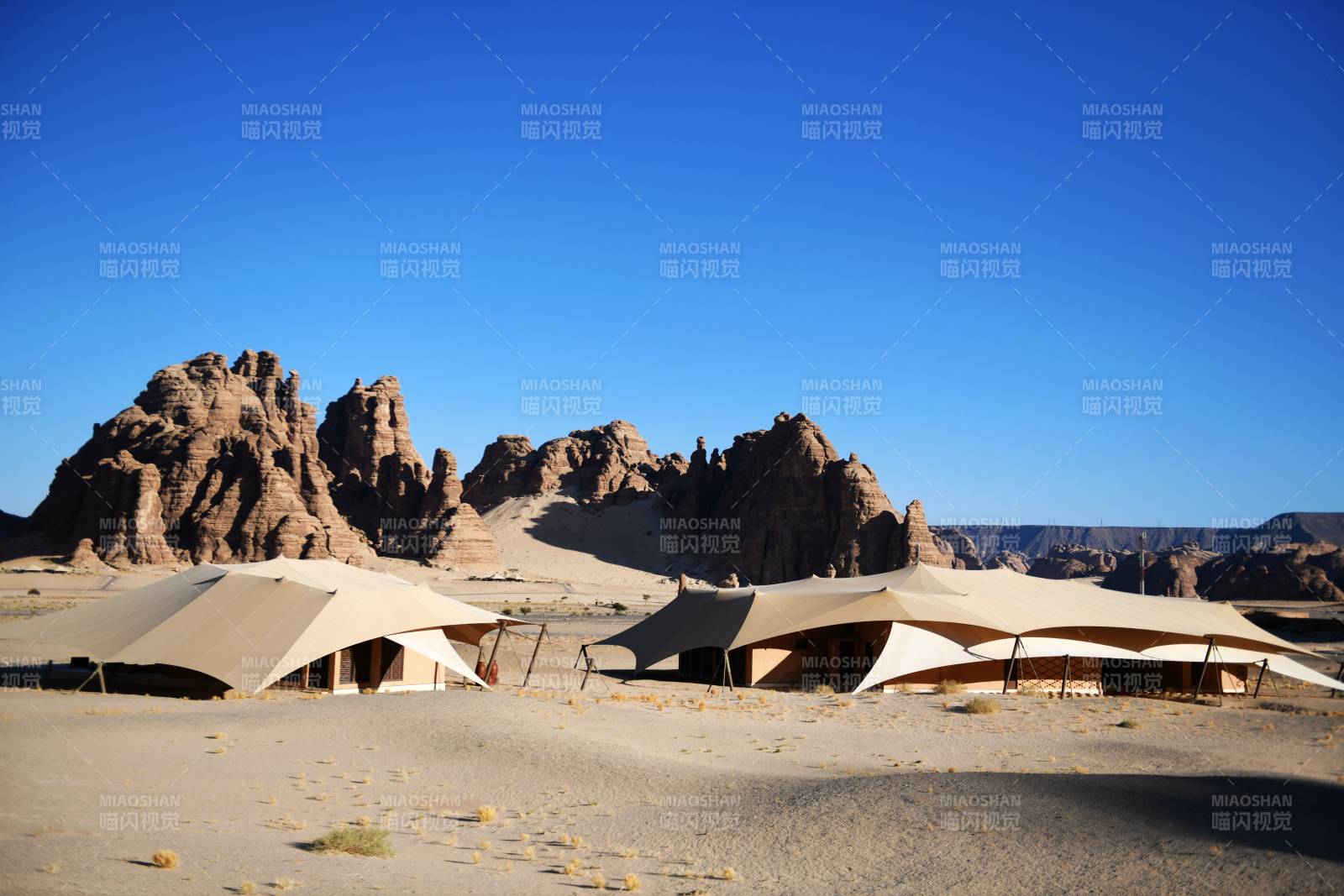 沙漠中的帳篷營地-攝影圖