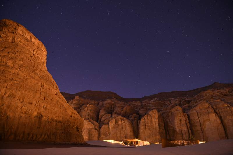 星空下的巖壁夜景