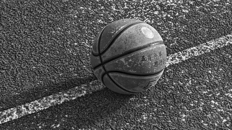 籃球靜置于球場線-攝影圖
