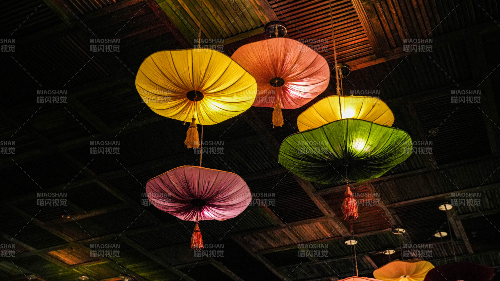 古北水鎮(zhèn)彩燈懸空 光影斑斕