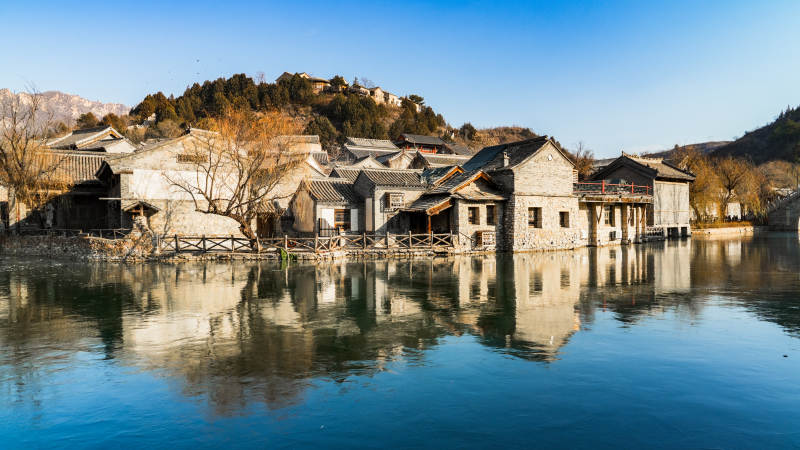 水畔古村靜謐景