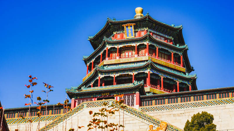 古塔巍峨映藍天