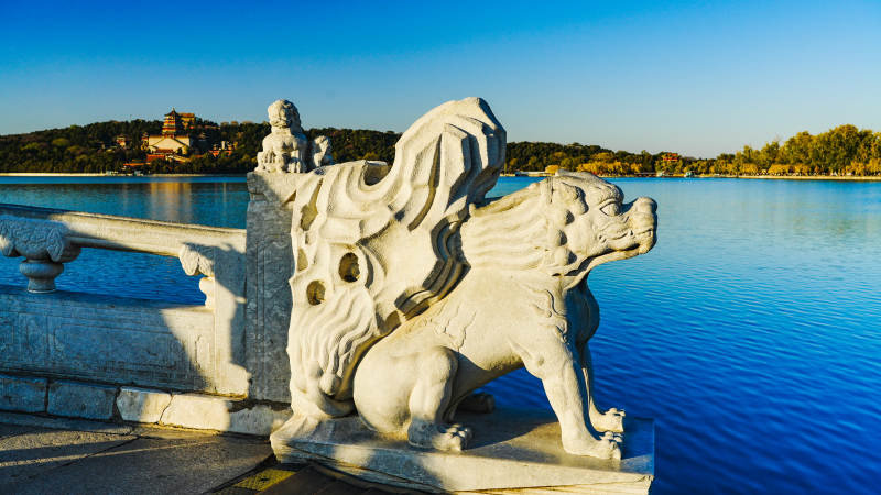 頤和園十七孔橋湖畔石獅靜守