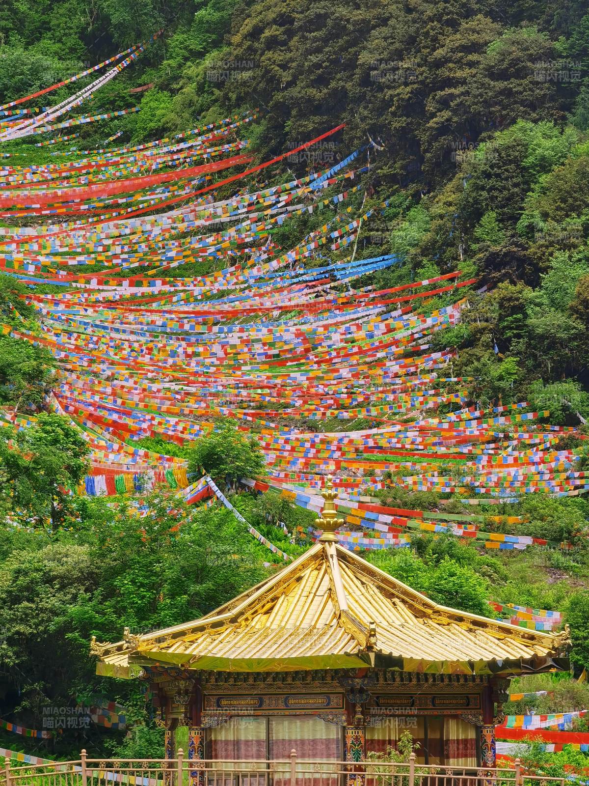 彩幡飄揚的佛塔-攝影圖