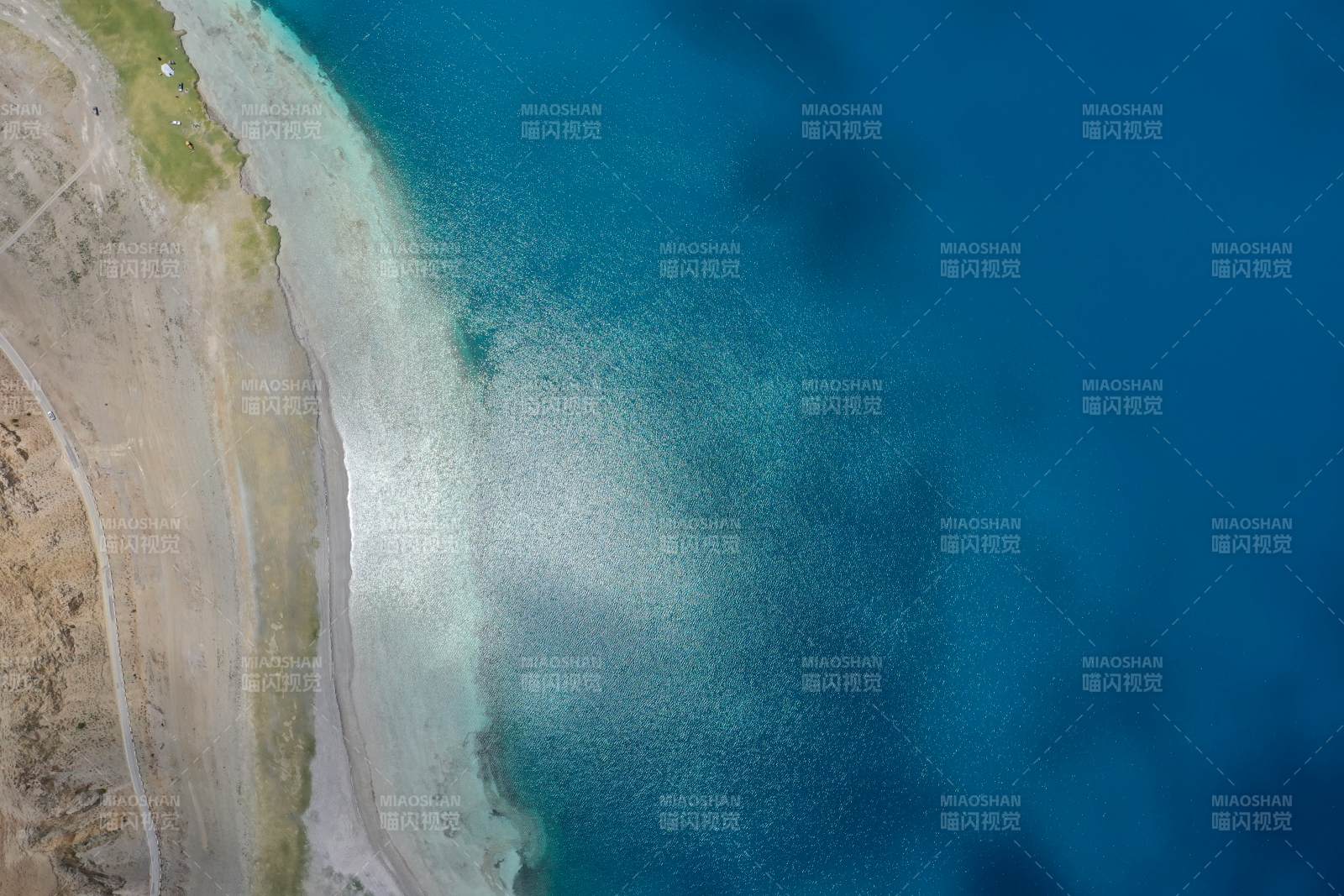 俯瞰羊卓雍错-摄影图