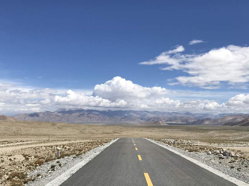 荒漠公路遠山云影