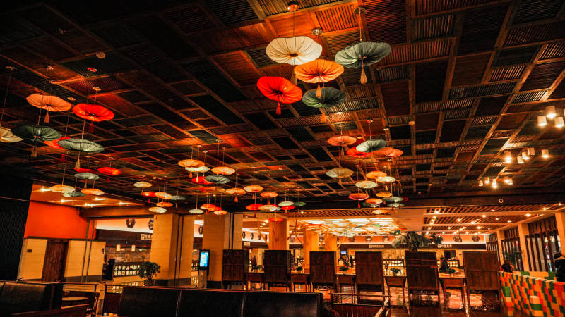 色彩斑斕的餐廳天花板