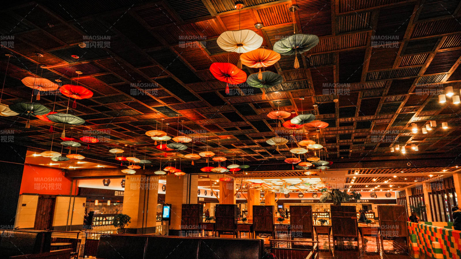 北京古北水鎮色彩斑斕的餐廳天花板-攝影圖