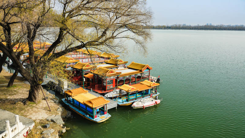 湖畔游船停泊圖