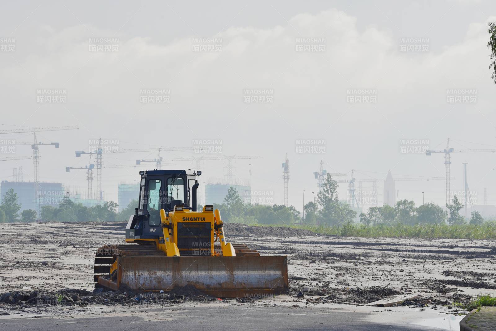 工地推土機(jī)作業(yè)-攝影圖