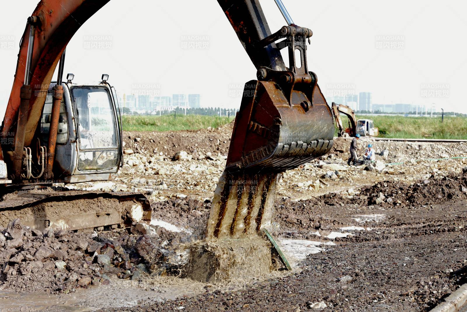 挖掘機作業(yè)現(xiàn)場-攝影圖