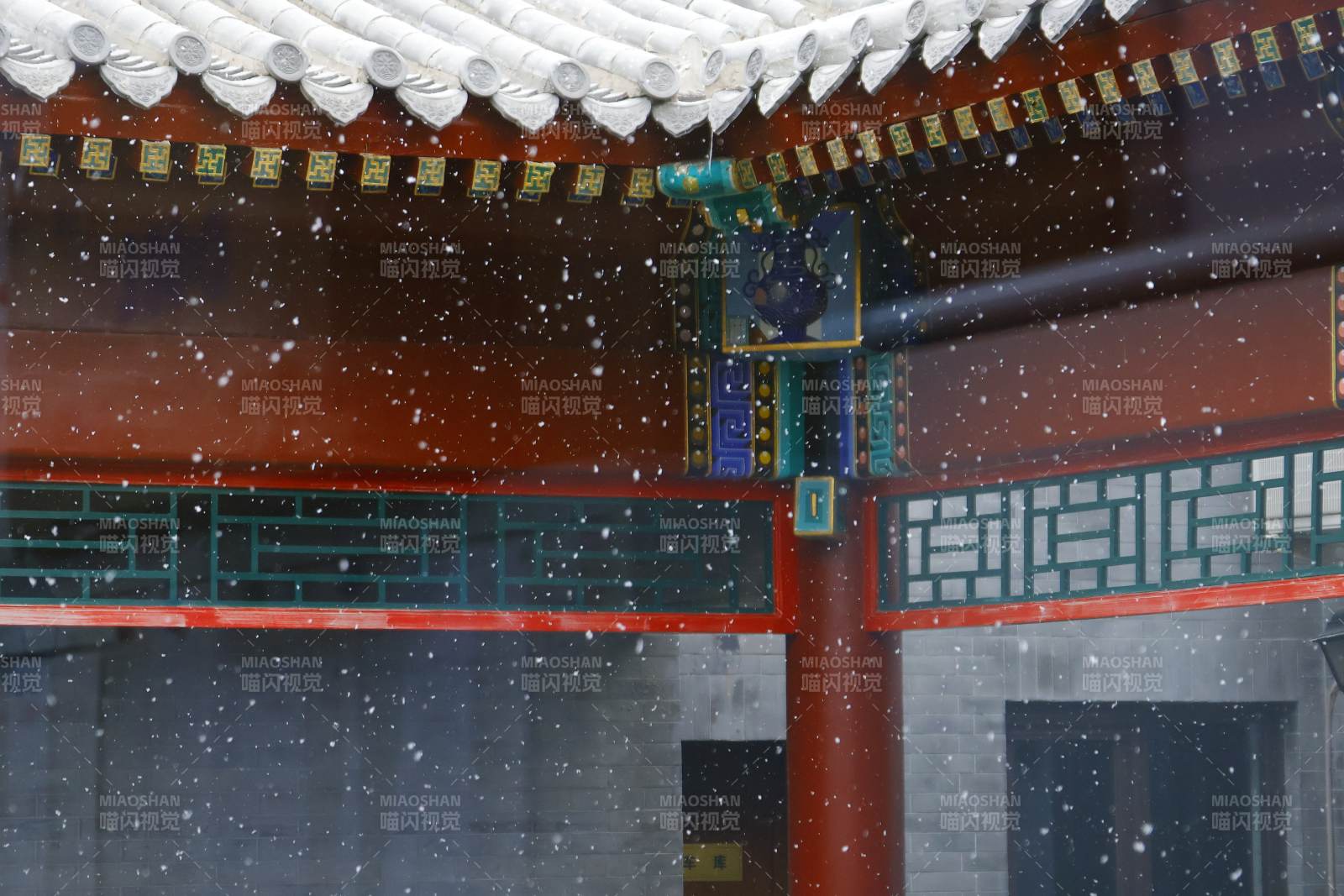 初雪落古檐 靜謐之美-攝影圖