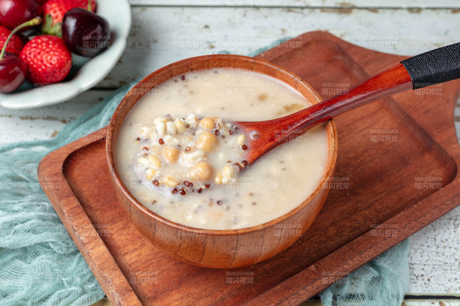 木碗谷物燕窩粥配水果-攝影圖