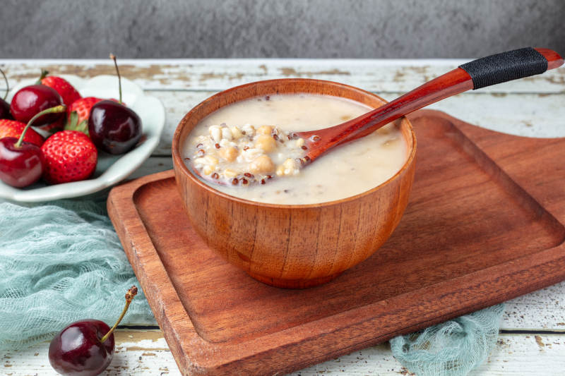 木碗燕麥粥配櫻桃-攝影圖