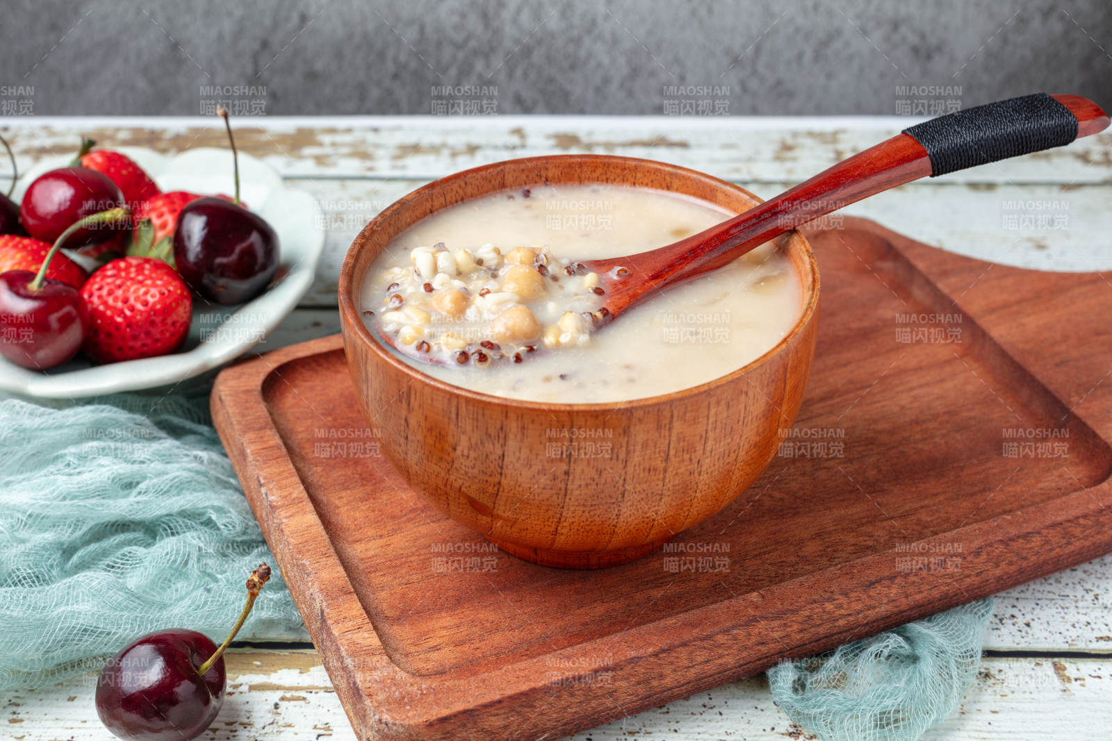 木碗谷物燕窩粥配櫻桃-攝影圖