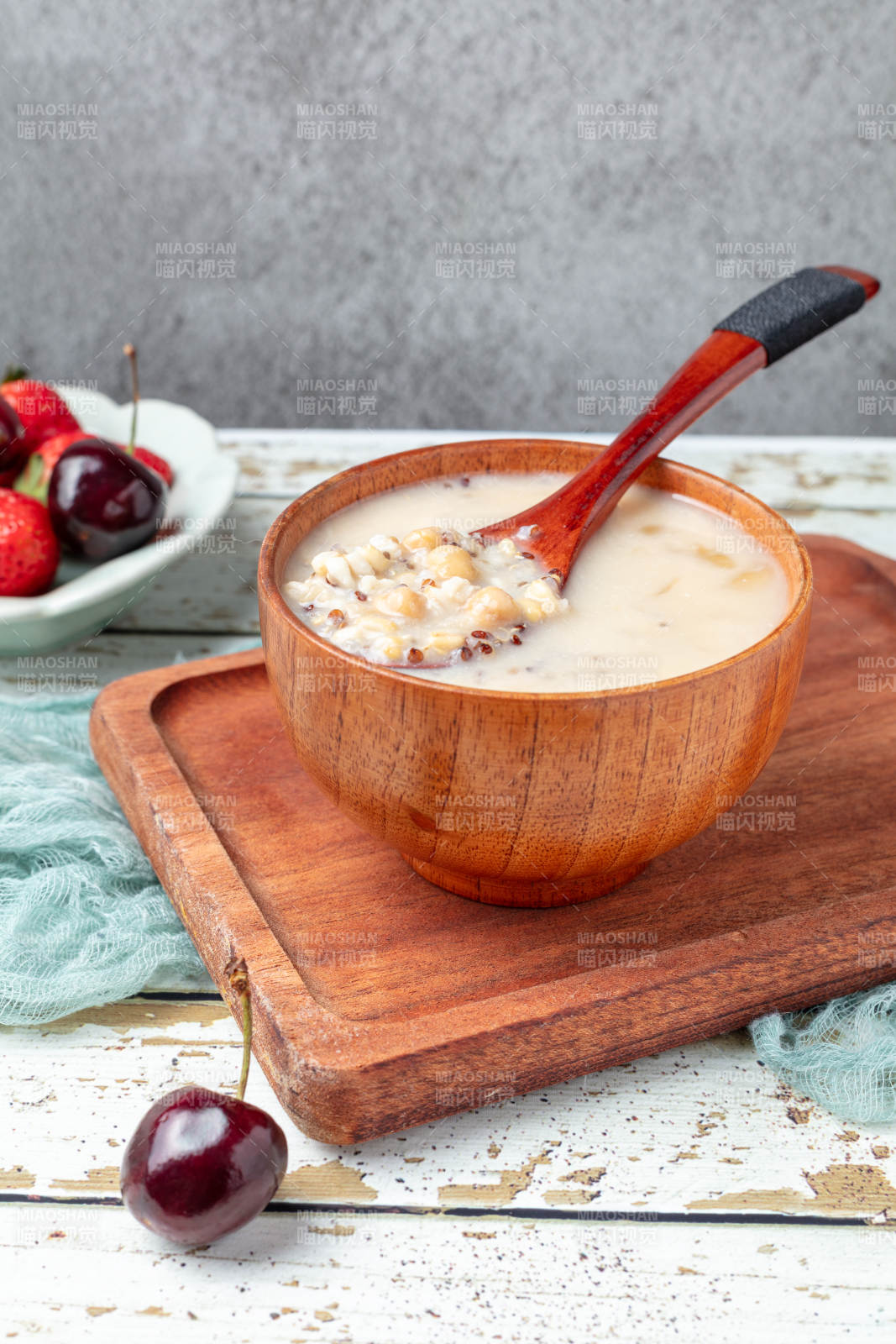 谷物燕窩粥配櫻桃-攝影圖