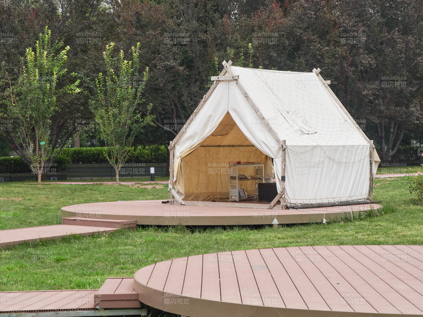 公園中的白色帳篷-攝影圖