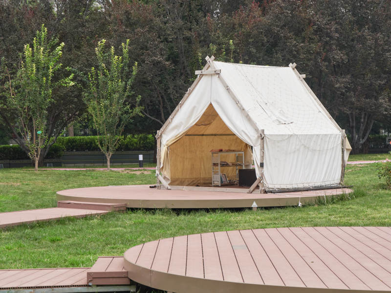 公園中的白色帳篷-攝影圖