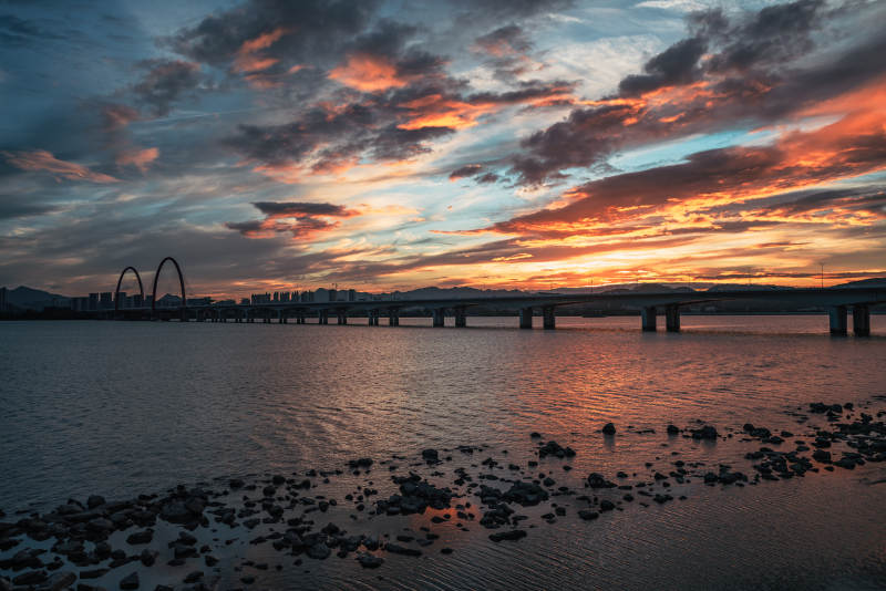 夕陽(yáng)下的橋景-攝影圖