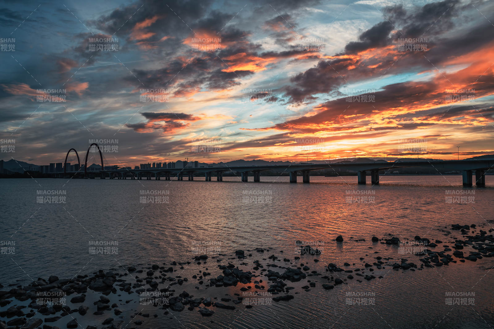 夕陽下的橋景-攝影圖