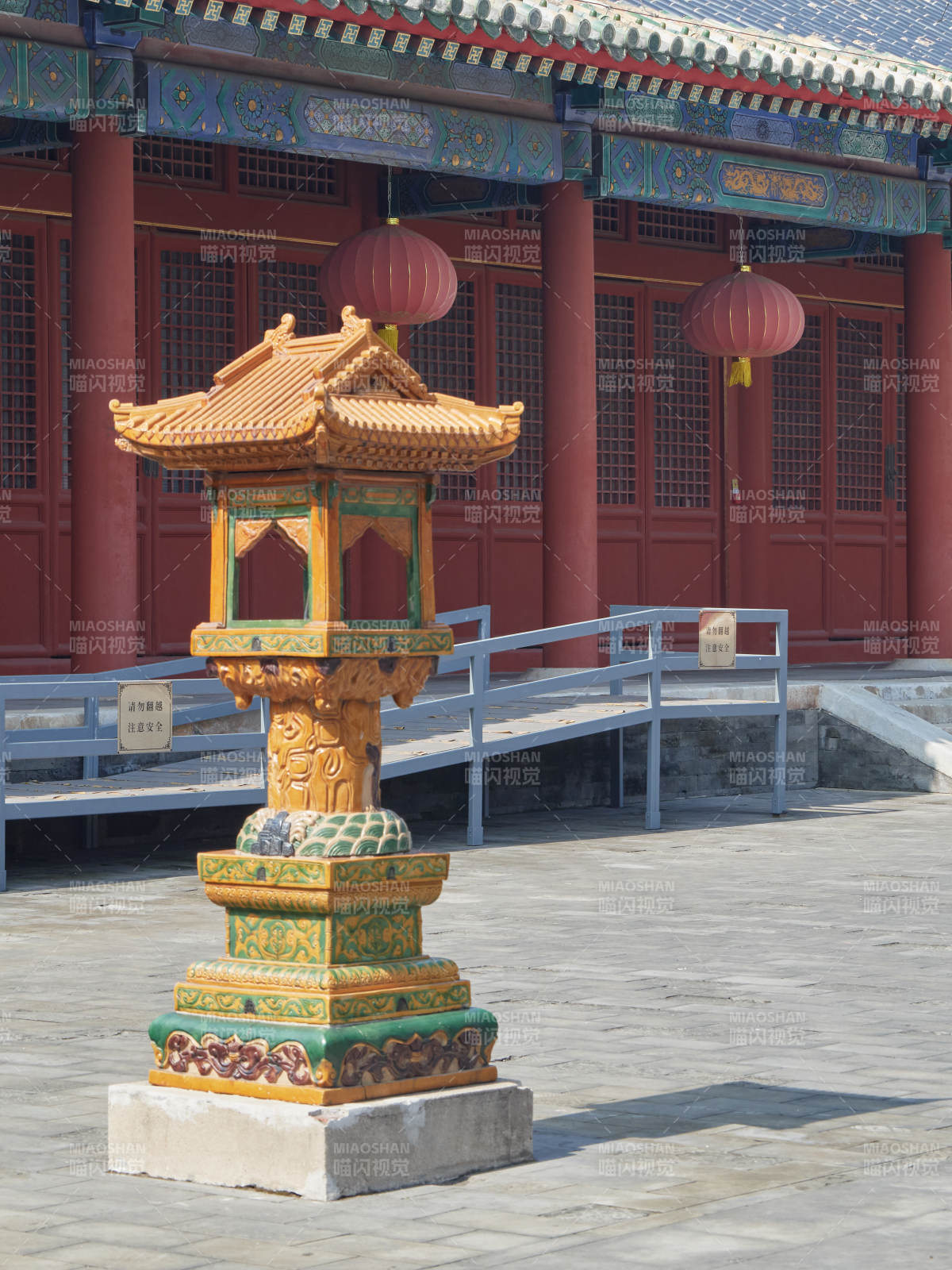 北京先農(nóng)壇內(nèi)古色古香的燈籠座-攝影圖