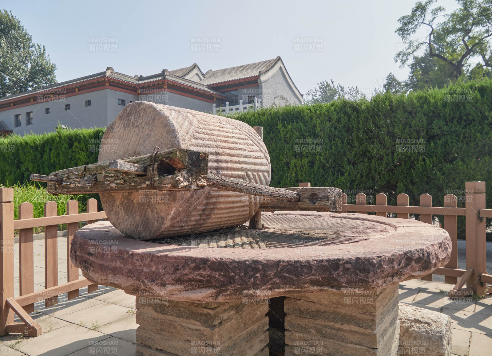 古樸石磨靜立庭院-攝影圖