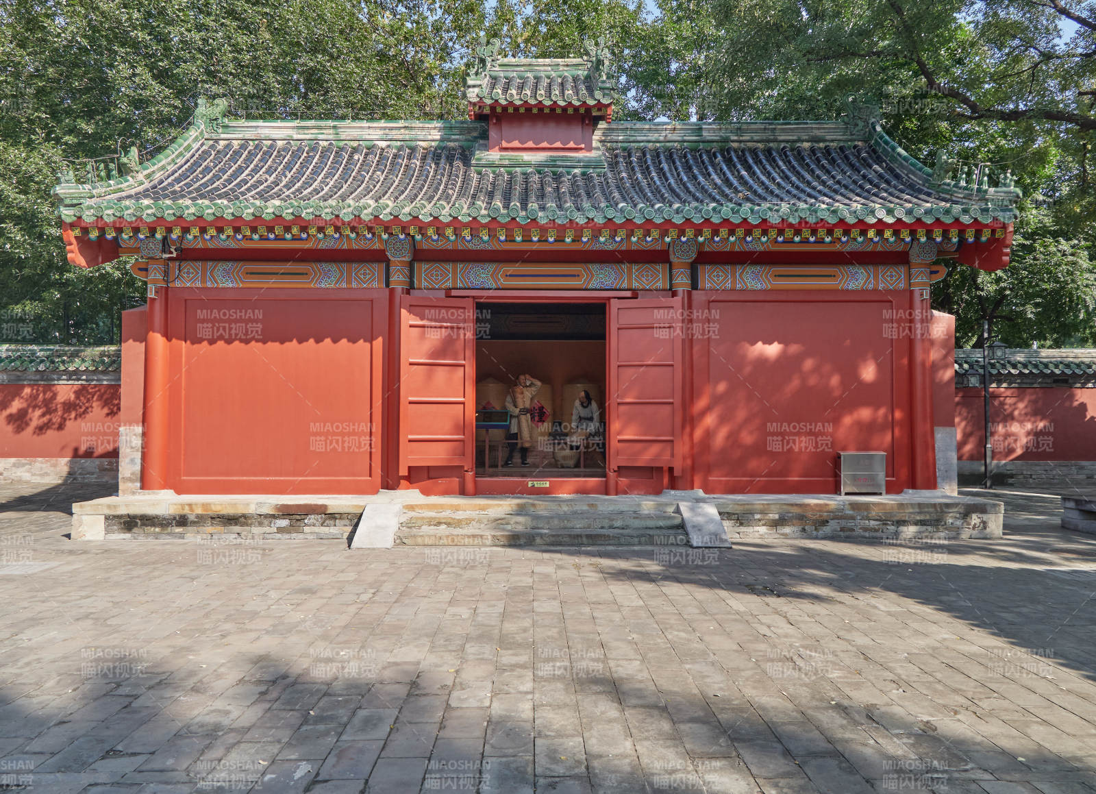 紅墻古廟靜謐景-攝影圖