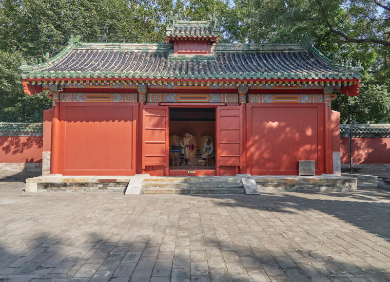 紅墻古廟靜謐景-攝影圖