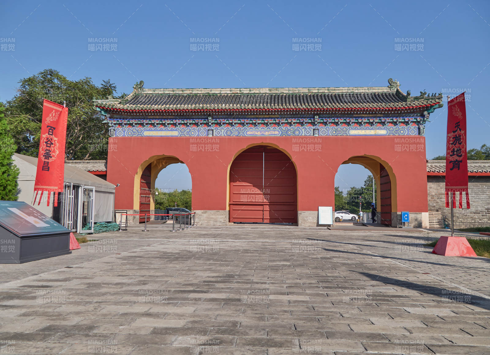 紅色古建筑大門-攝影圖