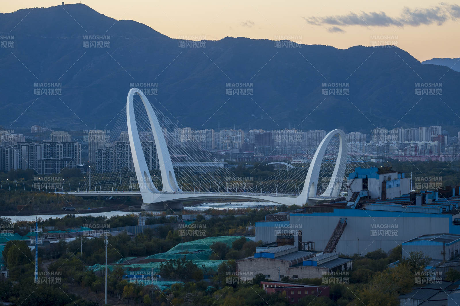 远眺北京新首钢大桥-摄影图