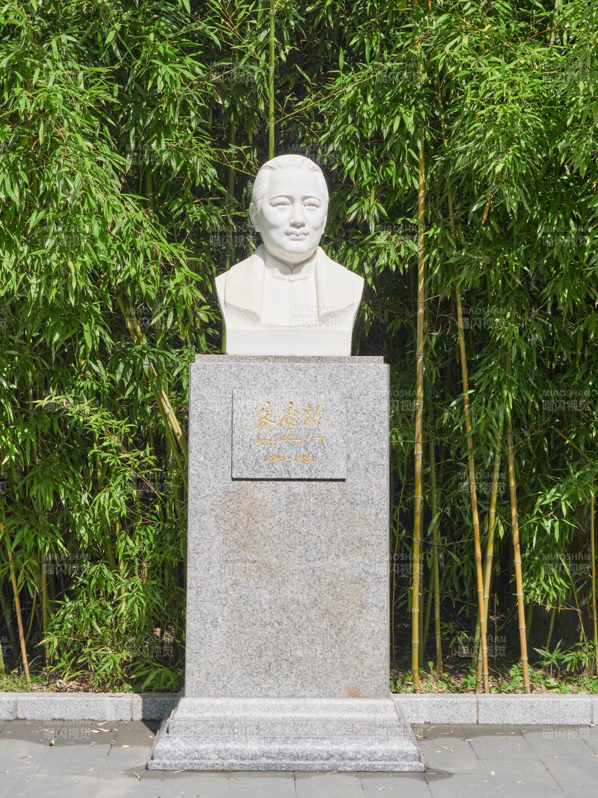 朱自清雕像-摄影图