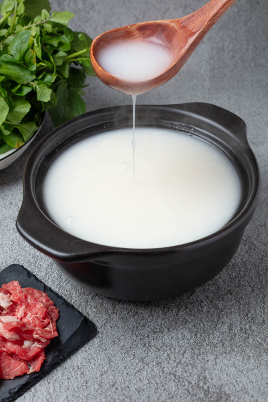 椰奶燉湯配肉片-攝影圖