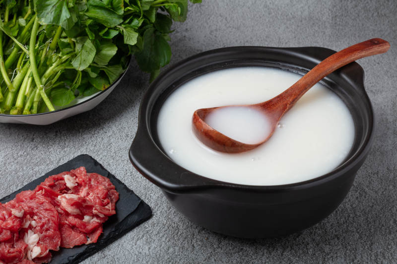 粥配牛肉與青菜-攝影圖