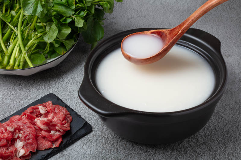 椰奶湯配牛肉與青菜-攝影圖