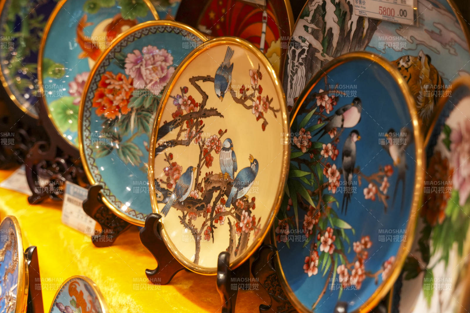 精美彩绘瓷盘展示-摄影图