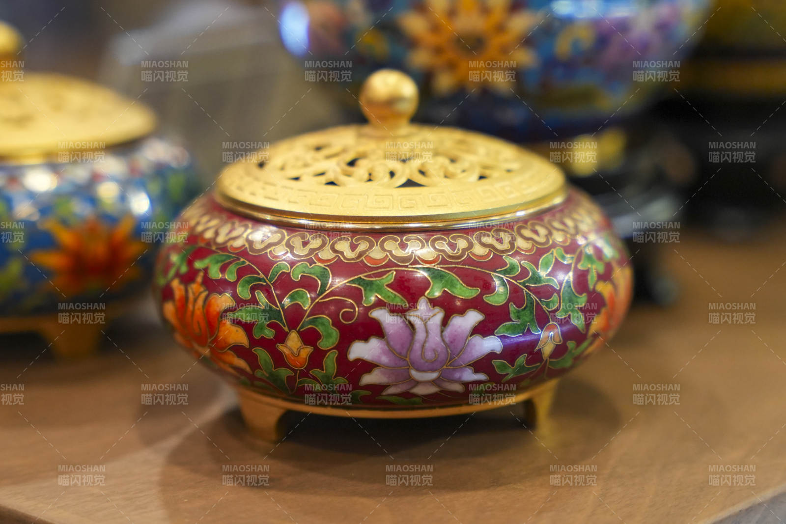 精美彩绘香炉-摄影图