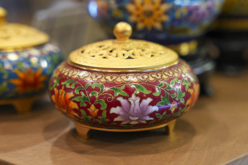 精美彩繪香爐-攝影圖