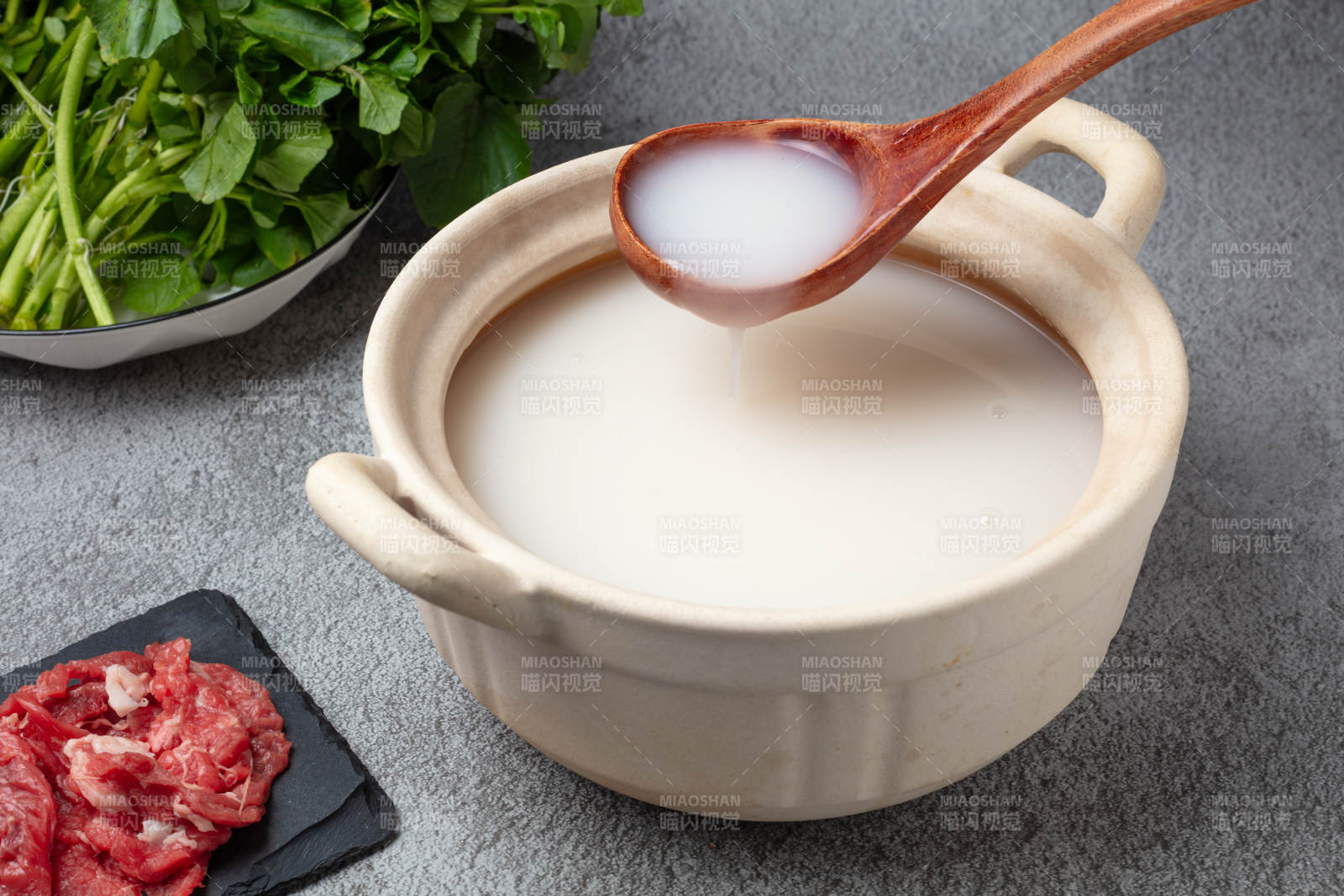 濃湯配鮮蔬肉片-攝影圖