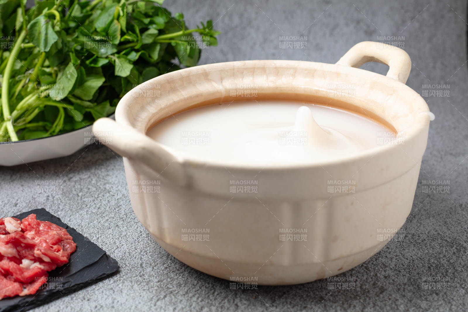 奶油汤配蔬菜肉丁-摄影图