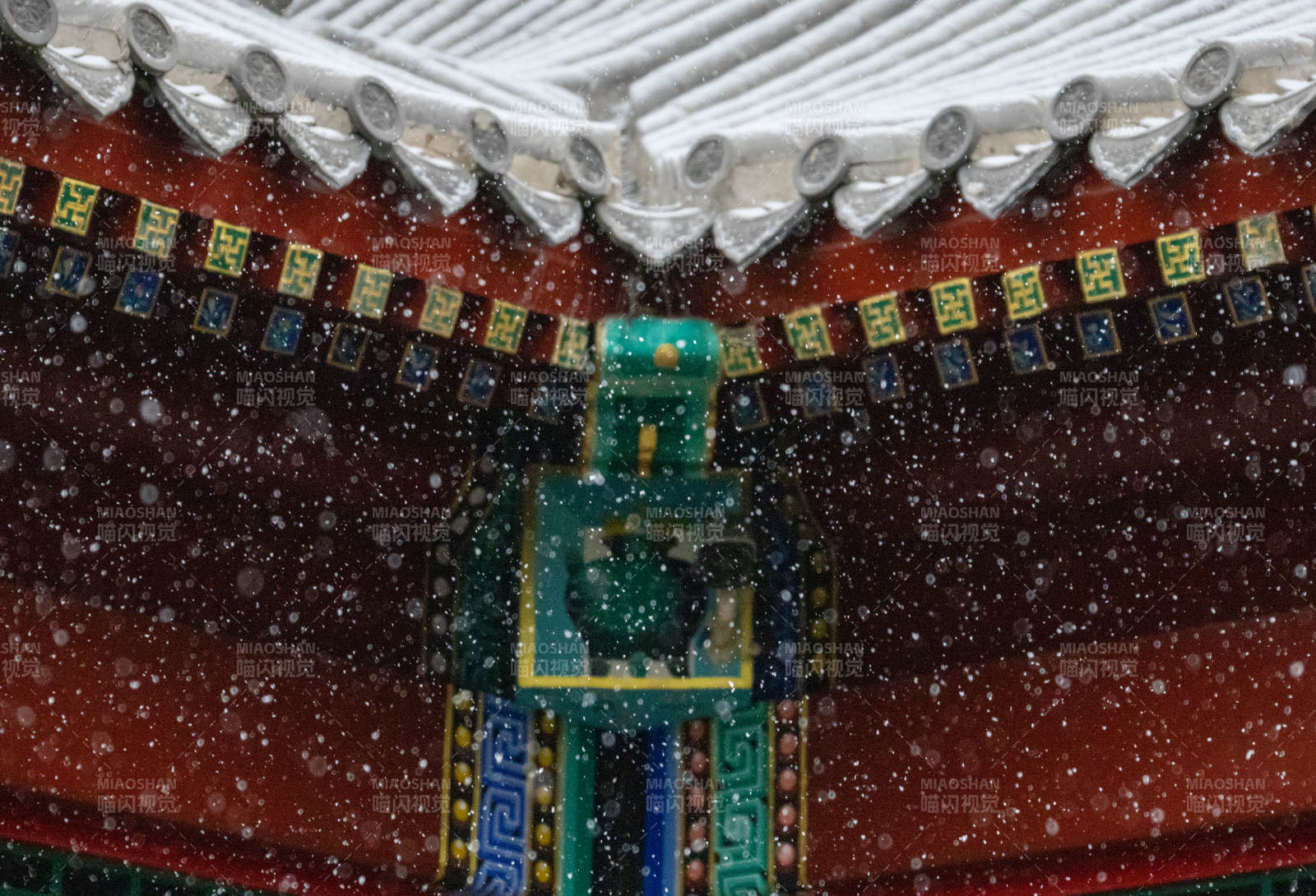 雪落古檐 彩绘生辉-摄影图