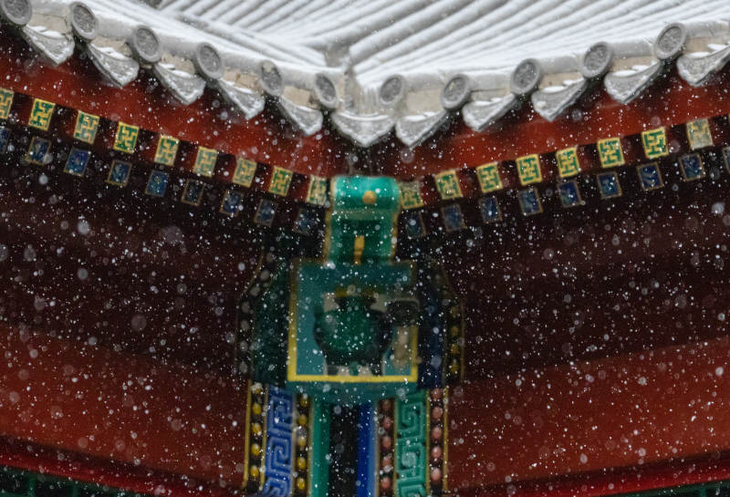雪落古檐 彩绘生辉-摄影图