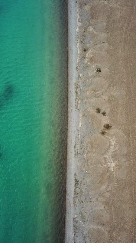 俯瞰西藏阿里的高原湖泊-摄影图