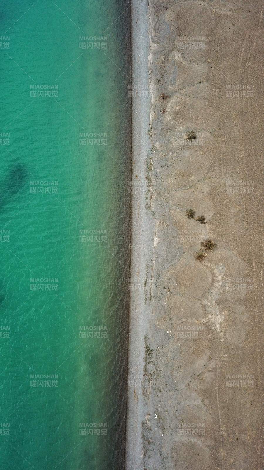 俯瞰西藏阿里的高原湖泊-摄影图