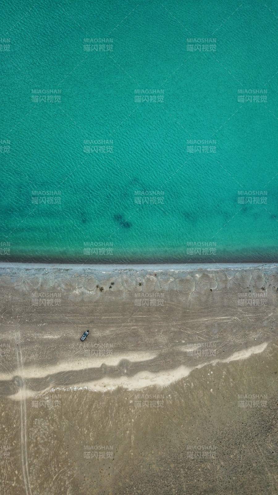 俯瞰西藏阿里的高原湖泊-摄影图