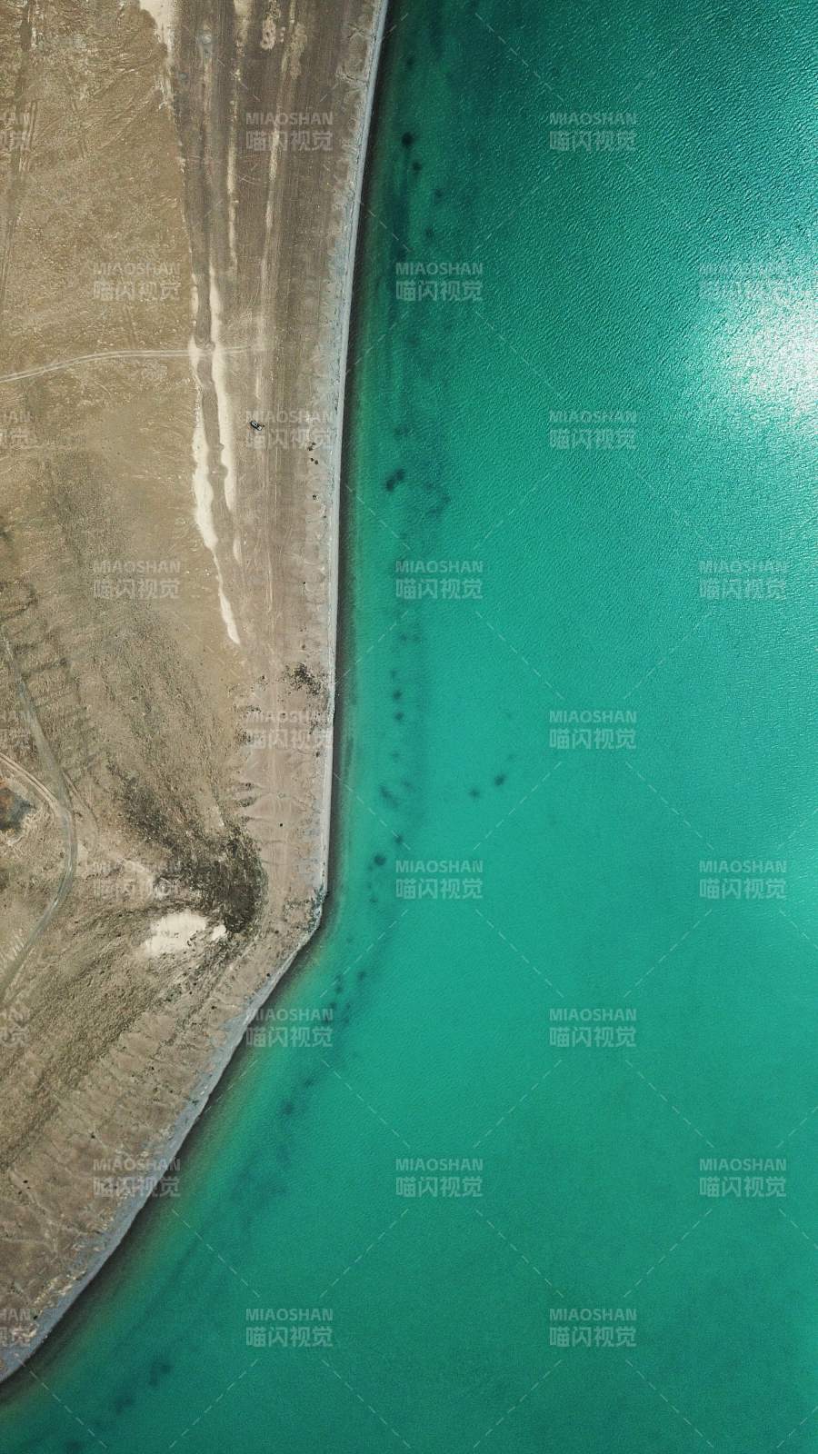 俯瞰西藏阿里的高原湖泊-摄影图