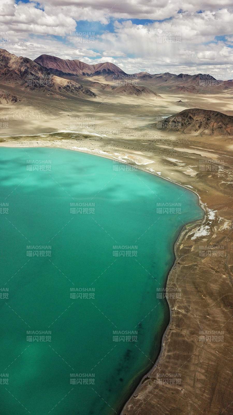 俯瞰西藏阿里的高原湖泊-摄影图