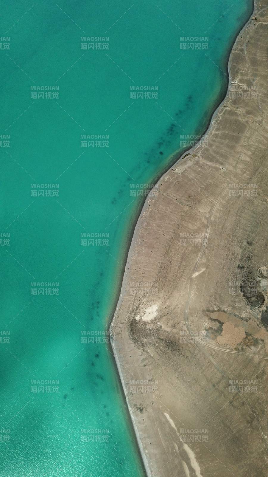 西藏阿里的高原湖泊-摄影图