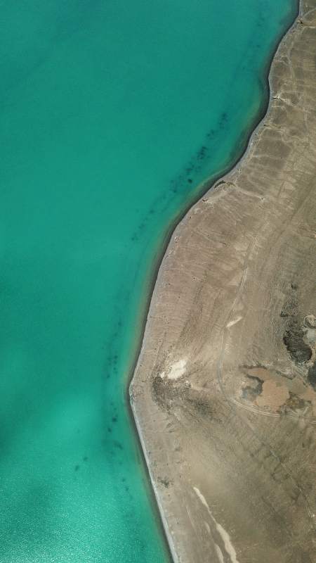 西藏阿里的高原湖泊-摄影图